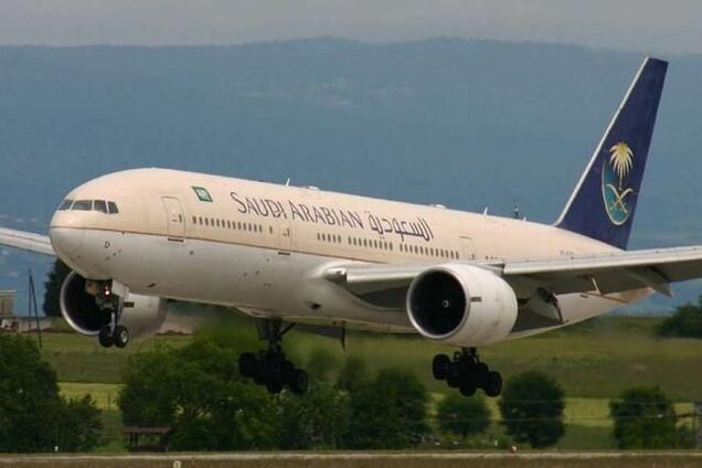 В Саудовской Аравии из самолета высадили мусульман, обвинивших стюардессу в распущенности