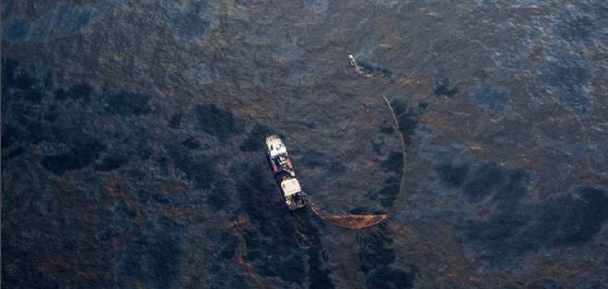 Більше п'яти тисяч тонн нафти розлилося біля берегів Індонезії