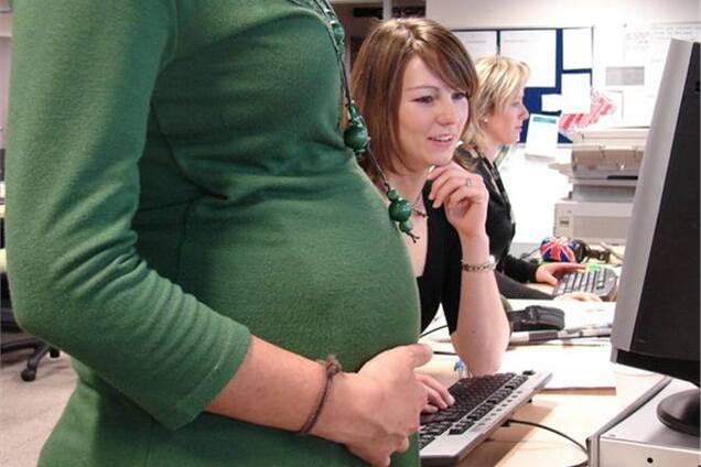 Через 'податку на вагітність' українок стали виживати з роботи - ЗМІ