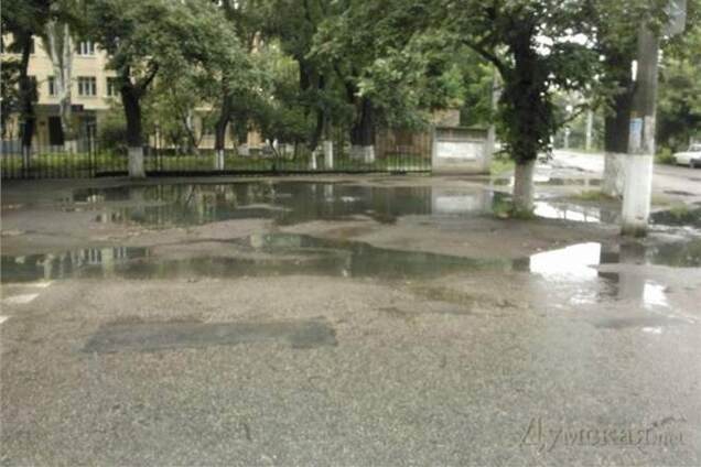 В Одессе возле школы бьет фонтан из фекалий