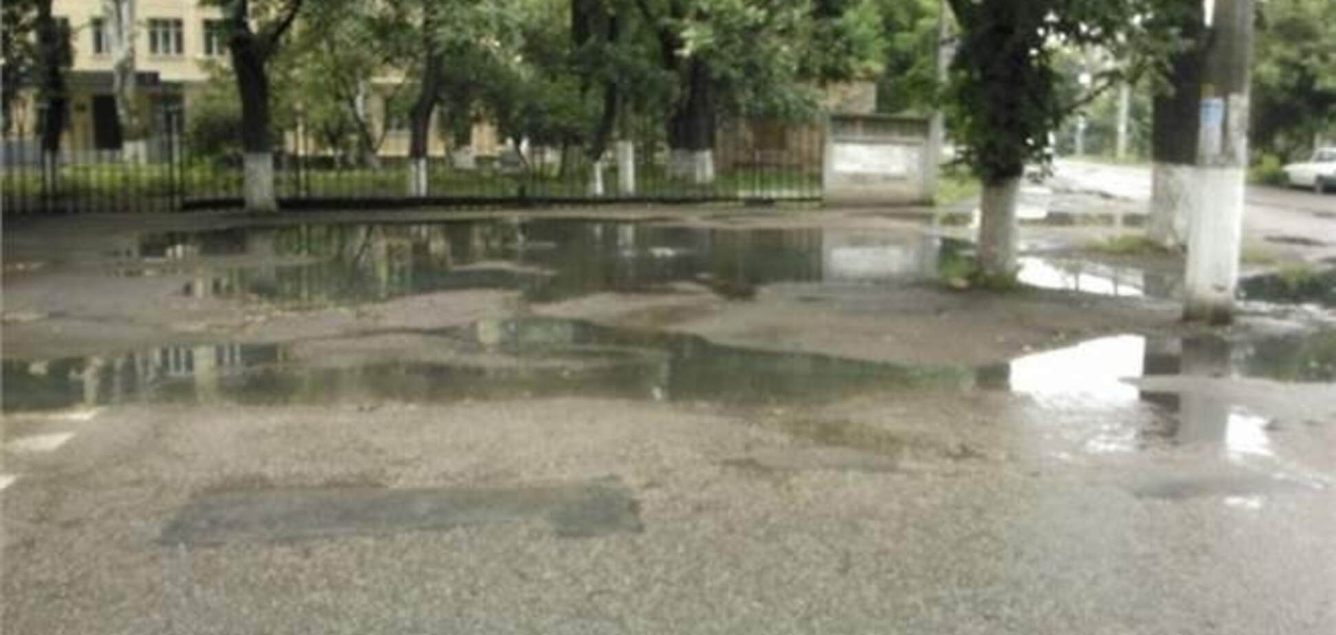 В Одессе возле школы бьет фонтан из фекалий
