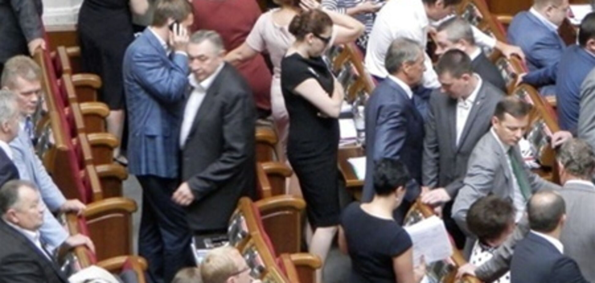 Нардепи шукають скарби в Раді і цілуються між собою