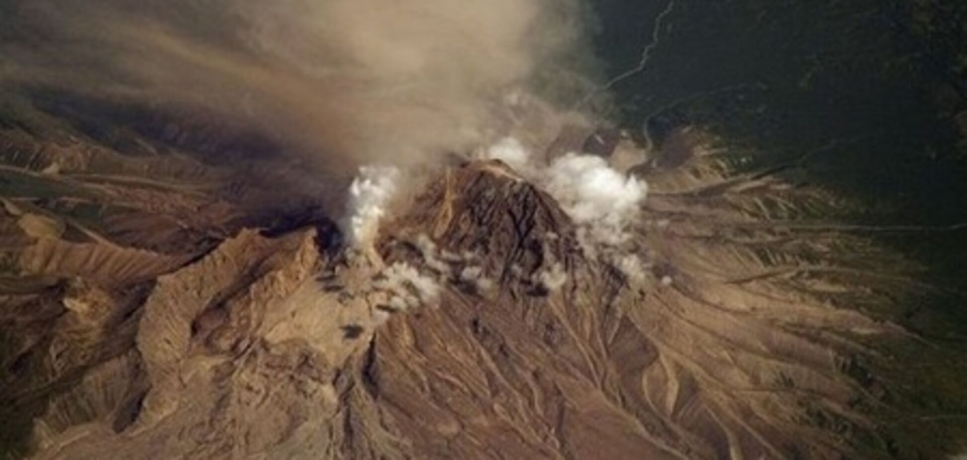 На Камчатке вулкан выбросил мощные столбы пепла