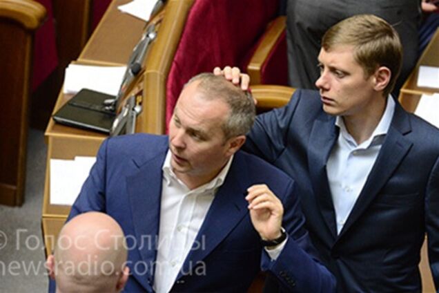 У Раді на Шуфрича щось посипалося зі стелі