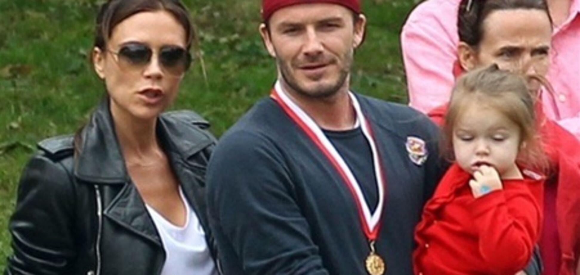 Виктория и Дэвид Бекхэм веселятся на школьном празднике сыновей