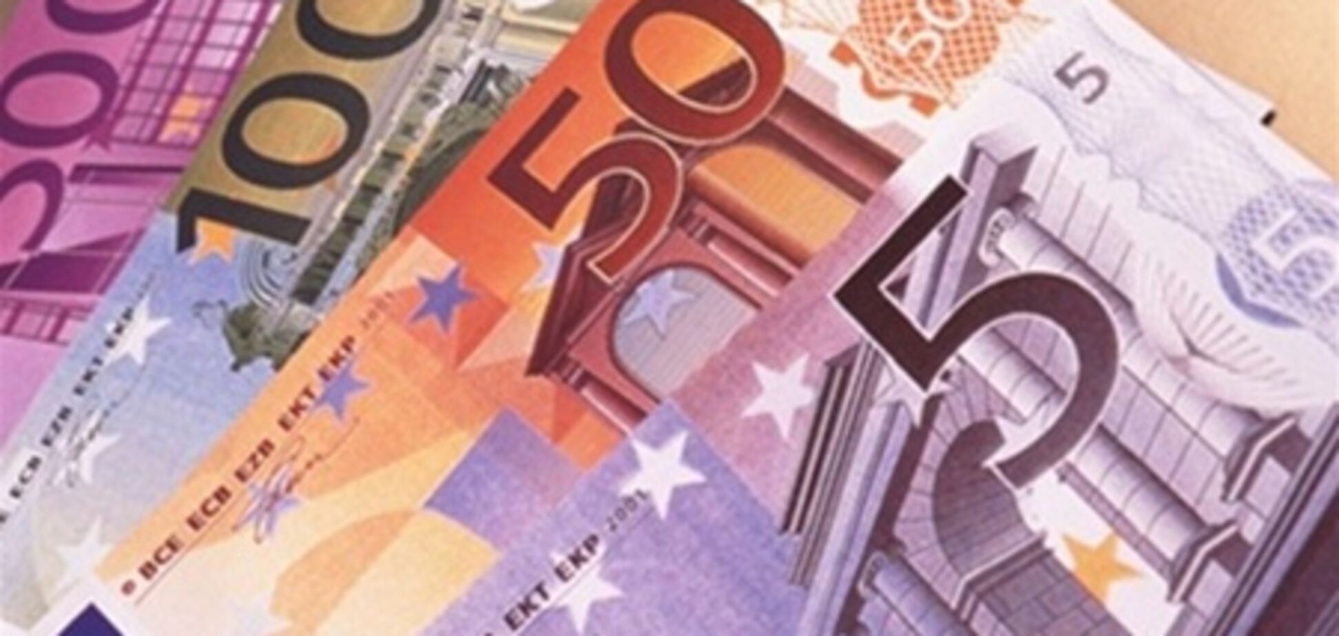 Евро немного вырос на межбанке