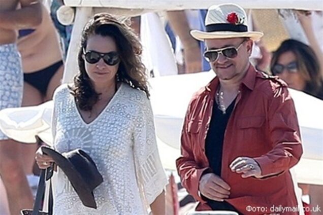 Жена вытащила фронтмена U2 на французскую Ривьеру 