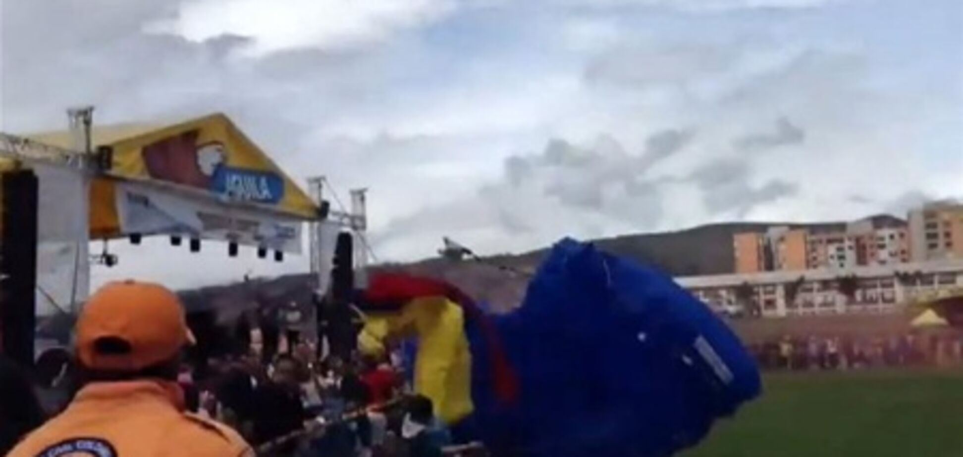 У Колумбії парашутист упав на глядачів авіашоу