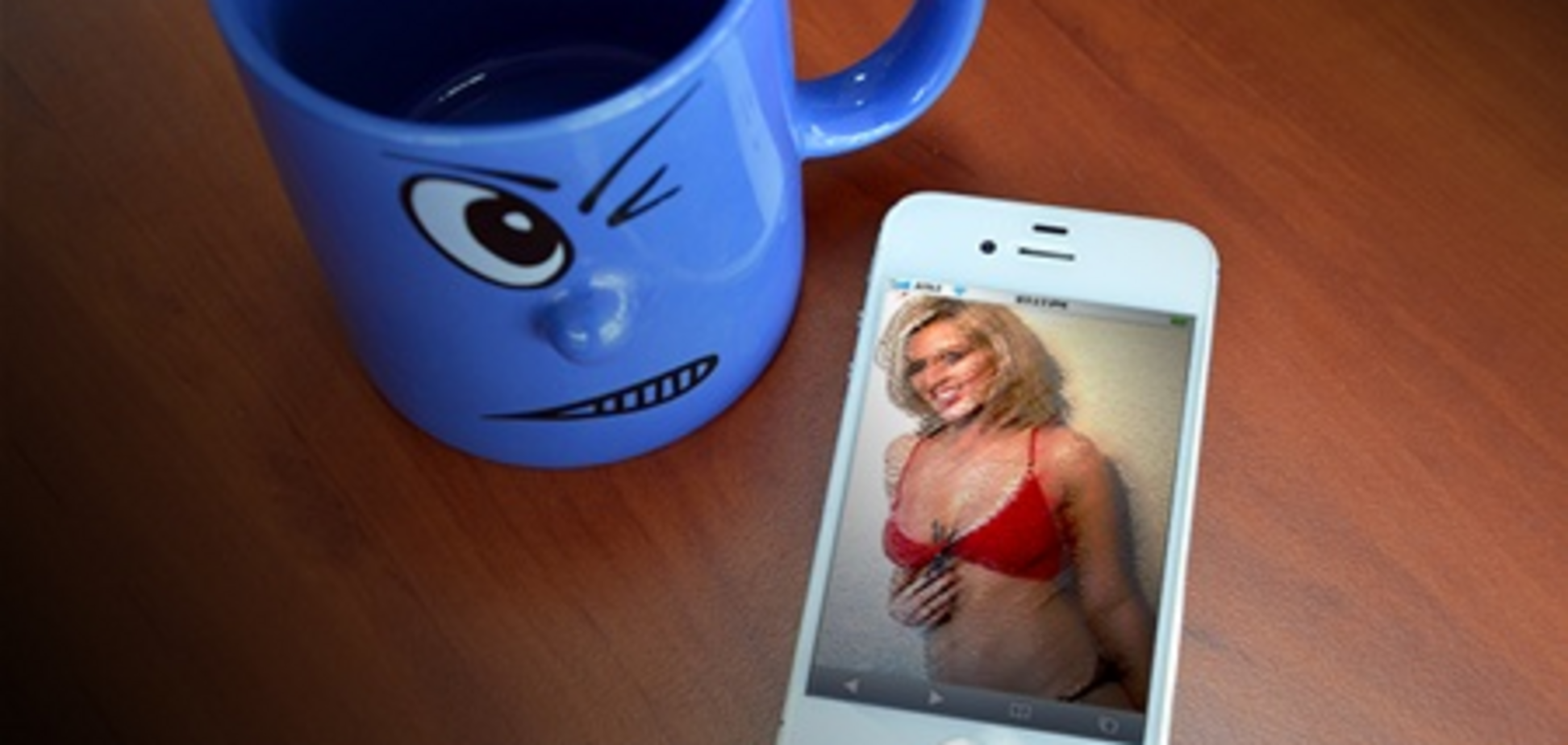 У известного футболиста украли телефон с интимными фото его девушки