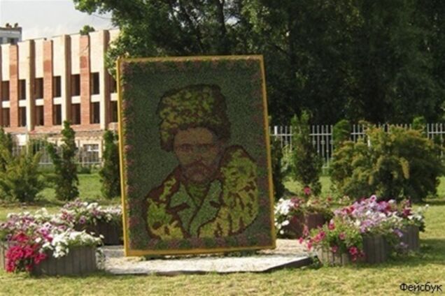 На Дарнице появился портрет Шевченко из цветов