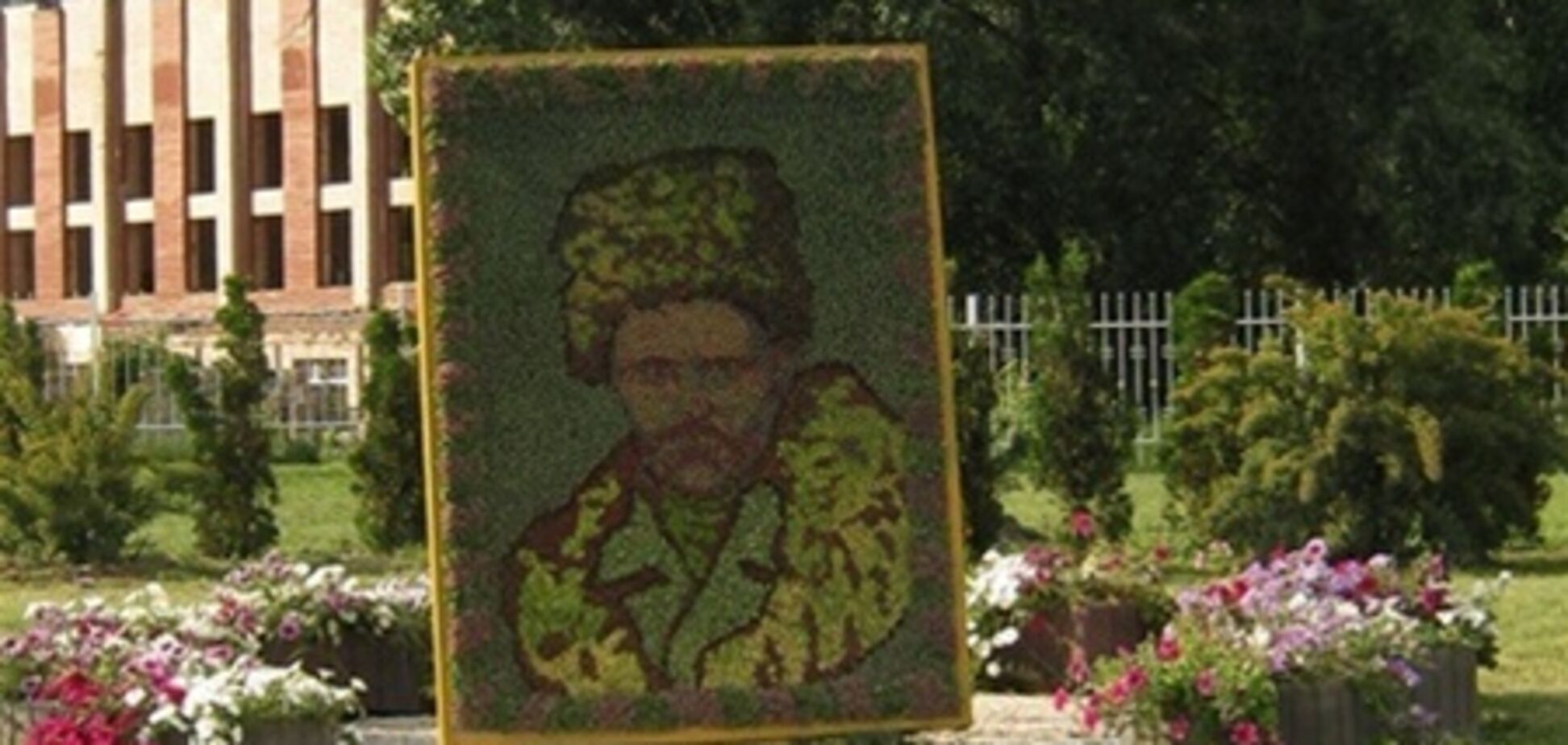 На Дарнице появился портрет Шевченко из цветов