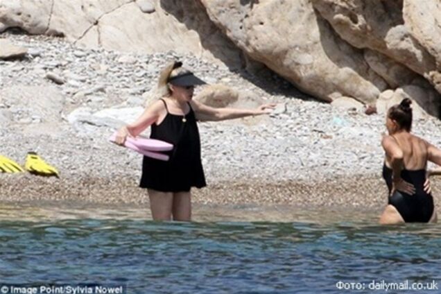 Барбара Стрейзанд плавает с розовой дощечкой