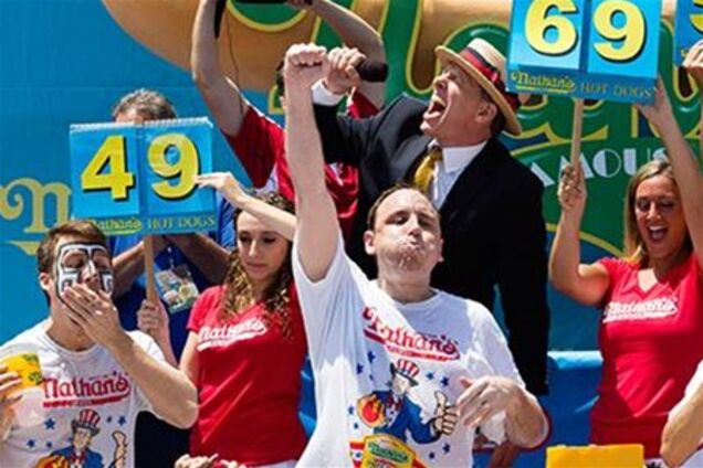 Установлен новый мировой рекорд по поеданию хот-догов