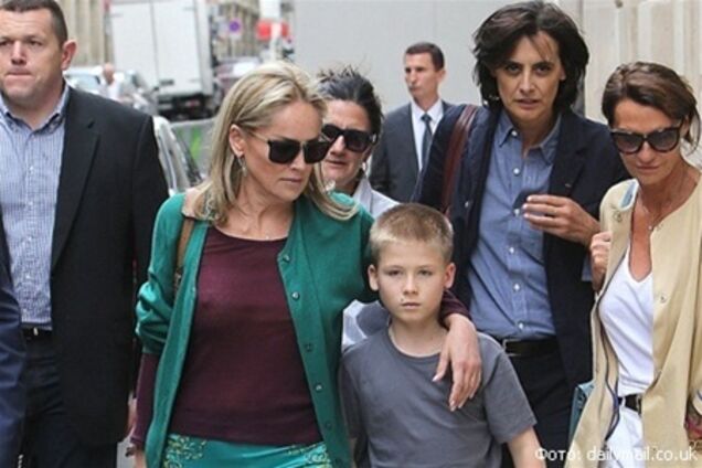 Шэрон Стоун забыла лифчик, зато прихватила сына