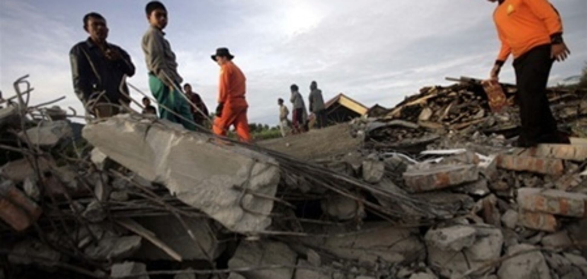 Число жертв землетрясения на Суматре выросло до 40 человек