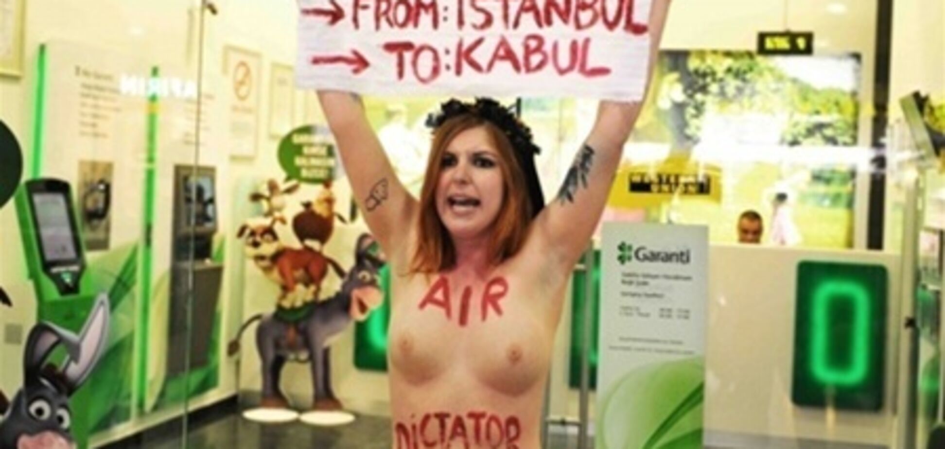 Активістку FEMEN вислали з Туреччини за протест в аеропорту