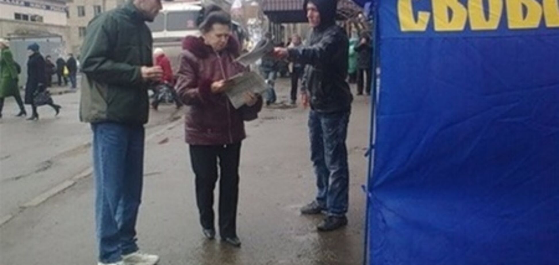 На Запорожье коммунистка разнесла палатку 'Свободы'