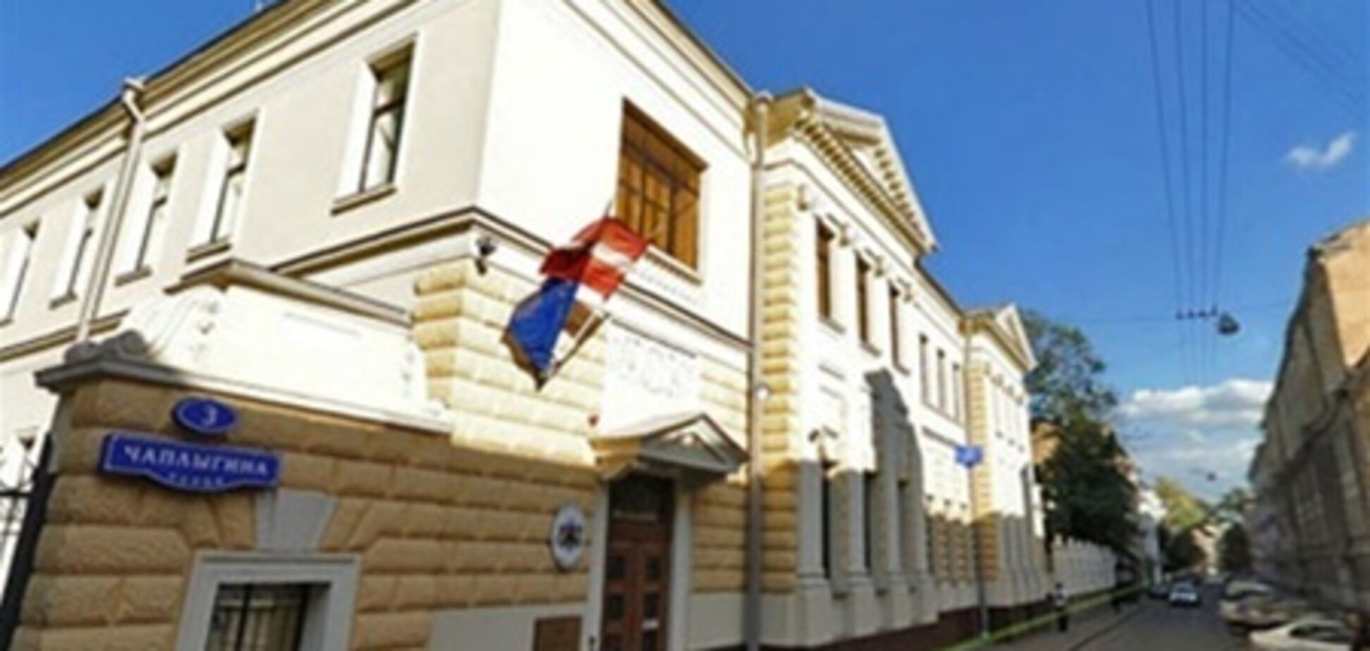 Заснулий за кермом чоловік протаранив посольство Латвії в Москві