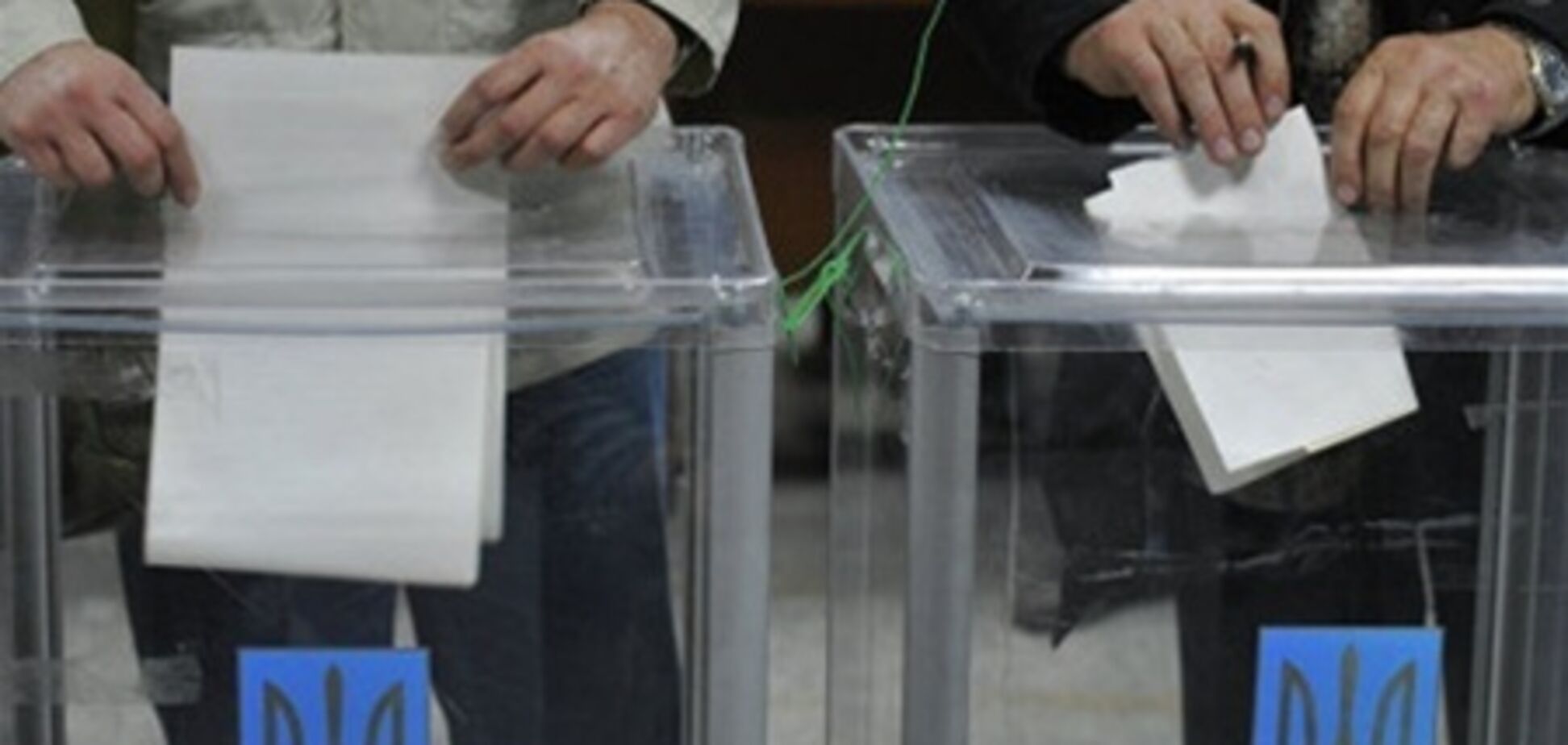 Бійці ГосЧС збирають дані про явку виборців на виборах в Севастополі