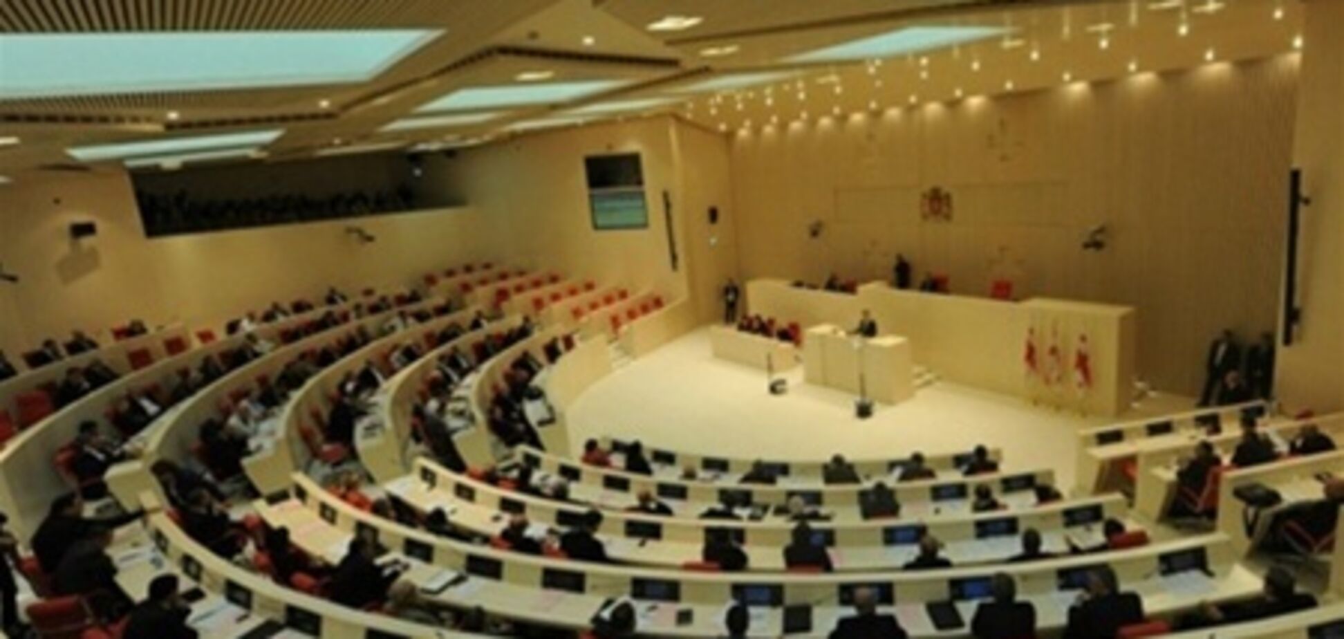 Фракція партії Саакашвілі відновлює діяльність в парламенті