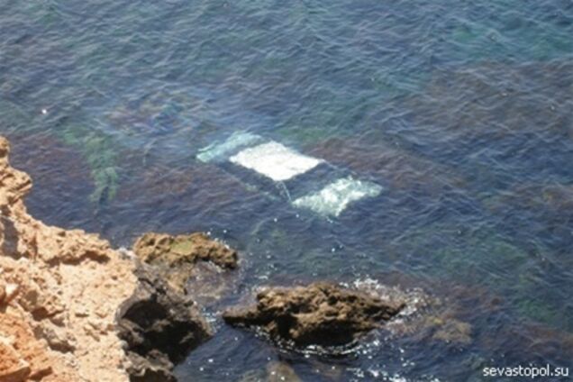 В Севастополе авто упало в море с обрыва