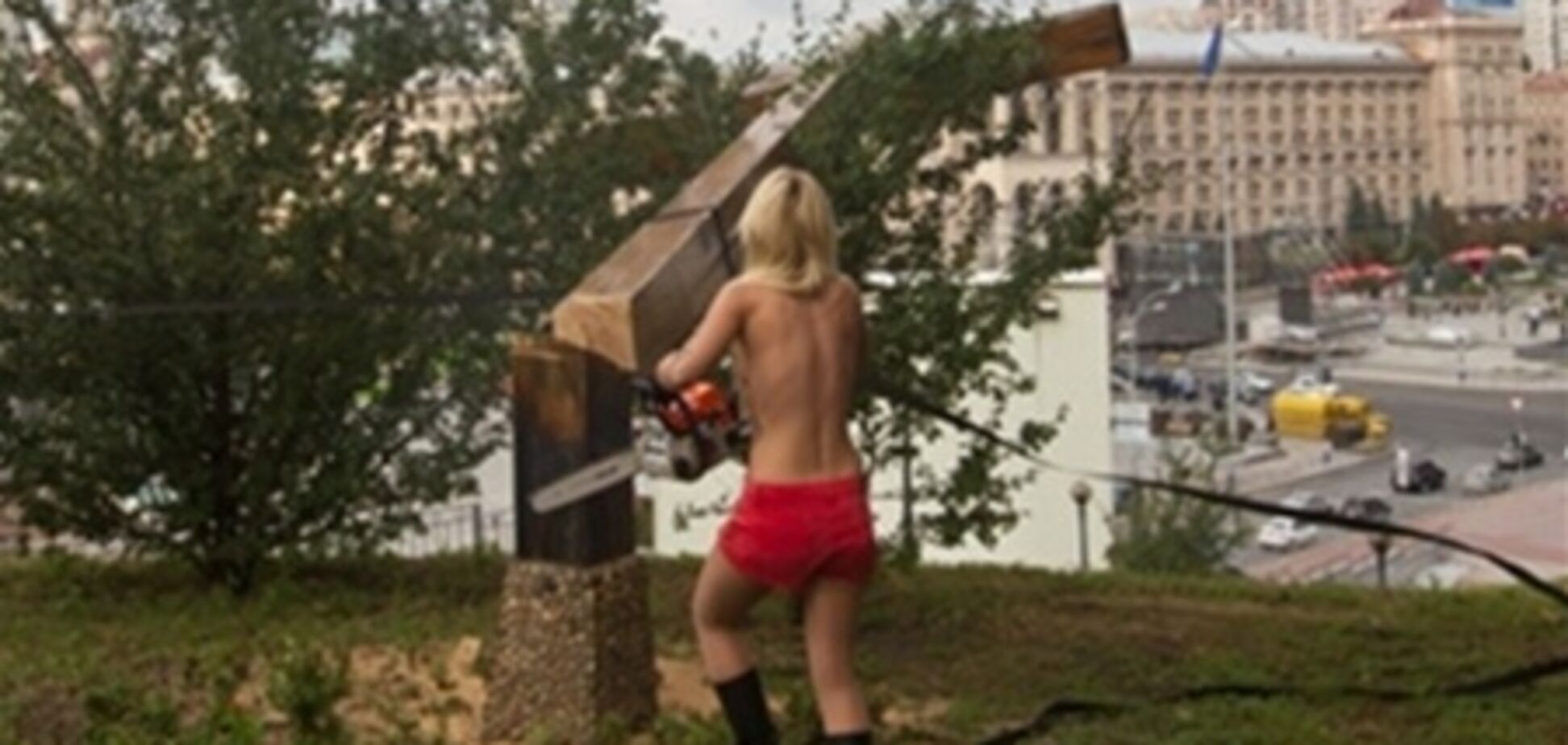 Спилившая крест FEMENистка получила политубежище во Франции