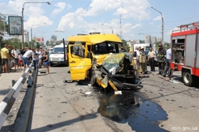 Крупное ДТП в Запорожье: маршрутка влетела в троллейбус