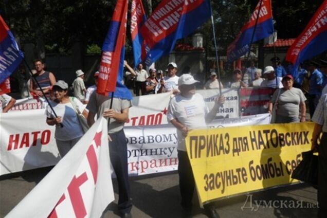 Учения 'Си бриз-2013'  начались под крики: 'Бей натовских оккупантов'