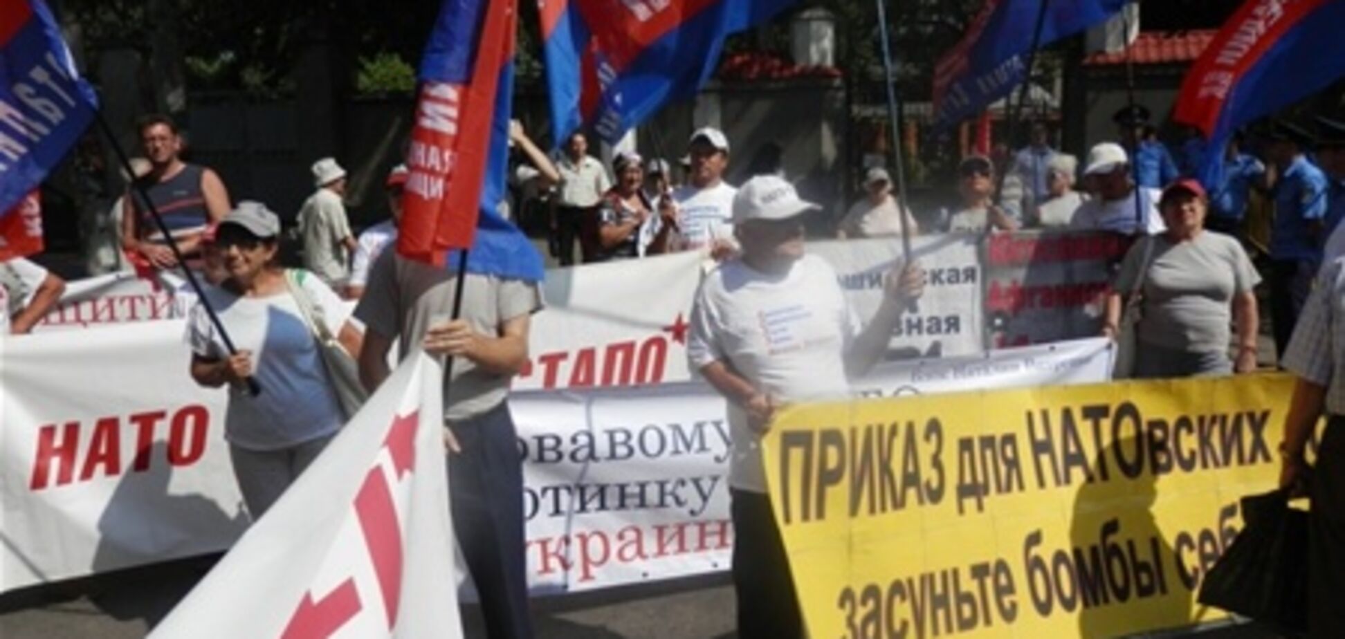 Учения 'Си бриз-2013' начались под крики: 'Бей натовских оккупантов'