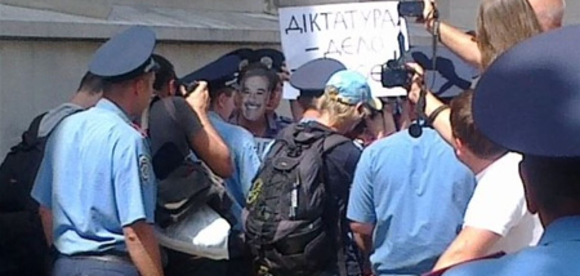 Задержанных на Банковой 'поздравителей' Януковича отпустили