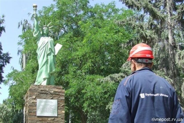 У Здолбунові замість Леніна поставили статую Свободи