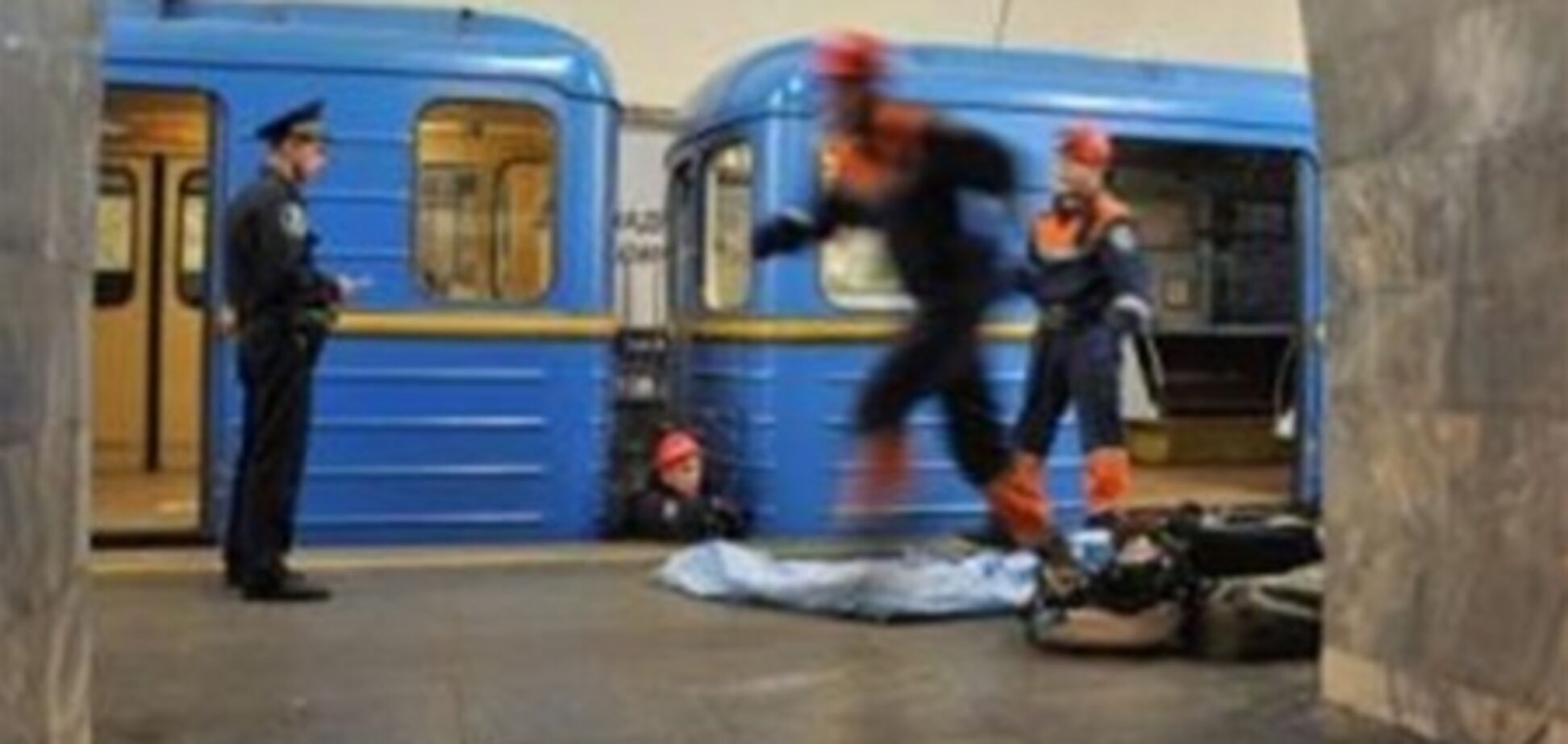 Спасатель самоубийцы оказался под вагоном метро весом 36 т