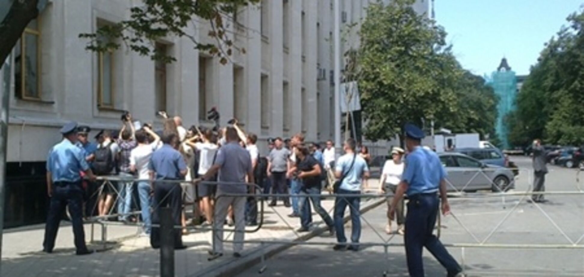 На Банковой задержали активистов за акцию Клуба адских диктаторов