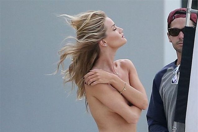 Хантингтон-Уайтли 'раскрыла тему' на белом песке в белых шортах