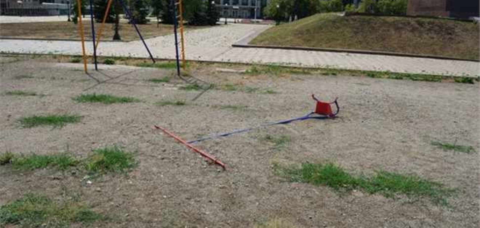 В Киеве девочка попала в реанимацию из-за сломанной качели