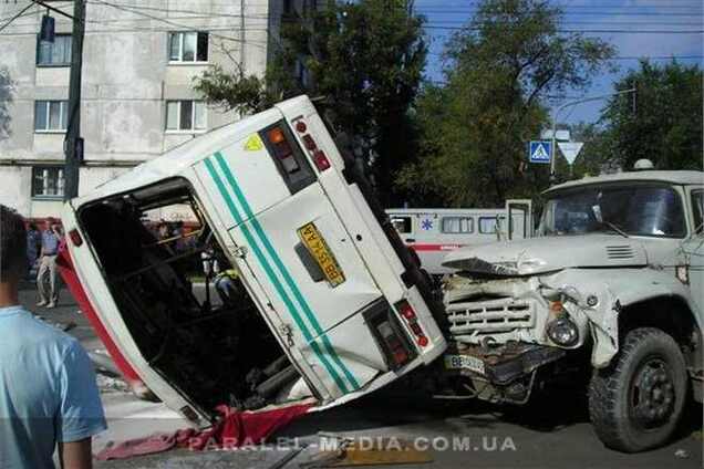 На Луганщине муковоз опрокинул автобус: 14 человек в больнице