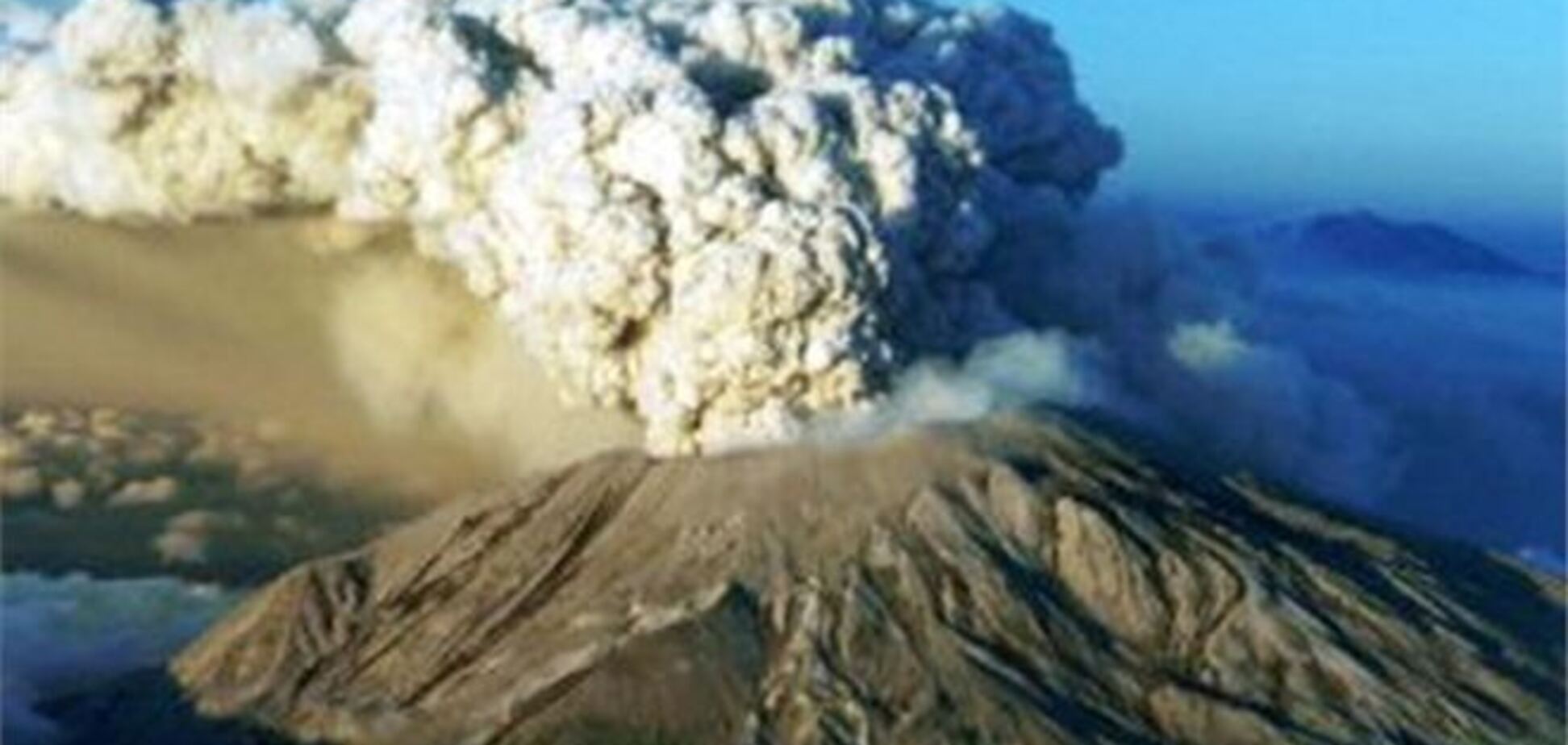 Вулкан засипав попелом і камінням пляж в Індонезії: є жертви