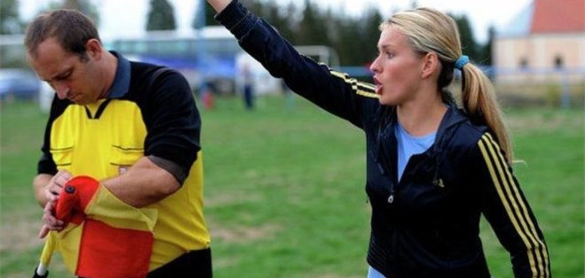 24-х летняя блондинка - самый сексуальный футбольный тренер