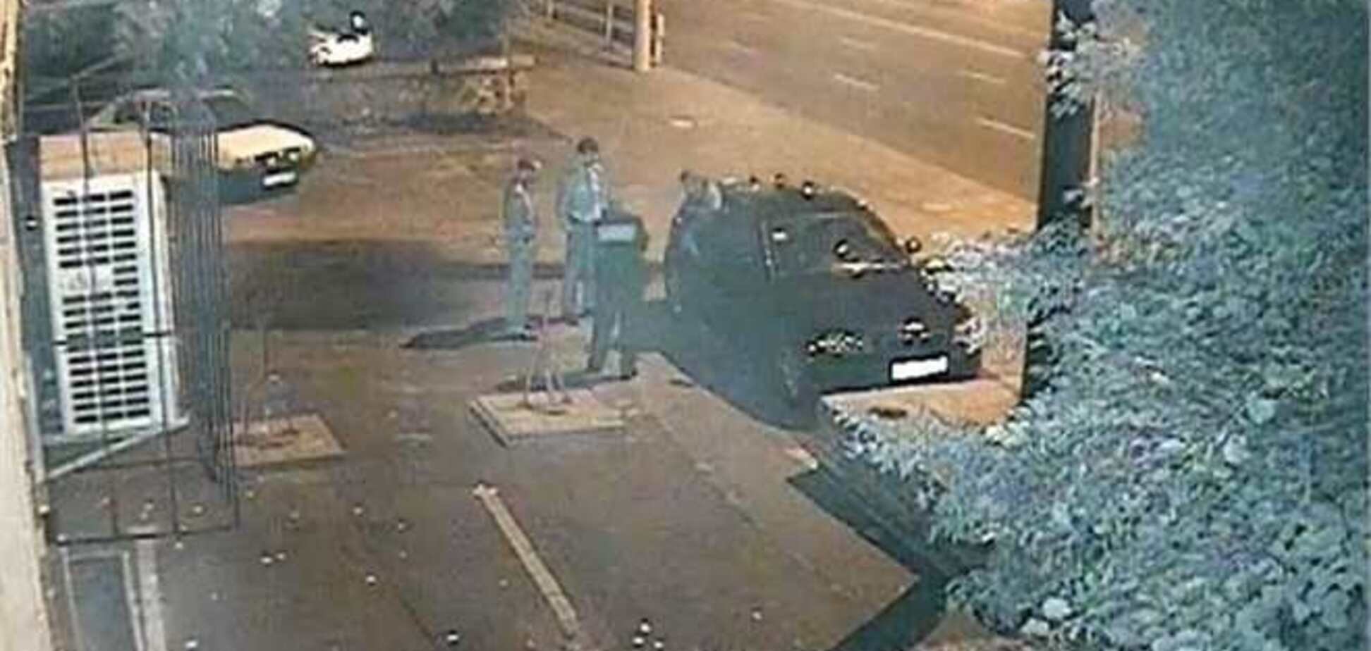 В Киеве машину пытались ограбить прямо под камерой наблюдения