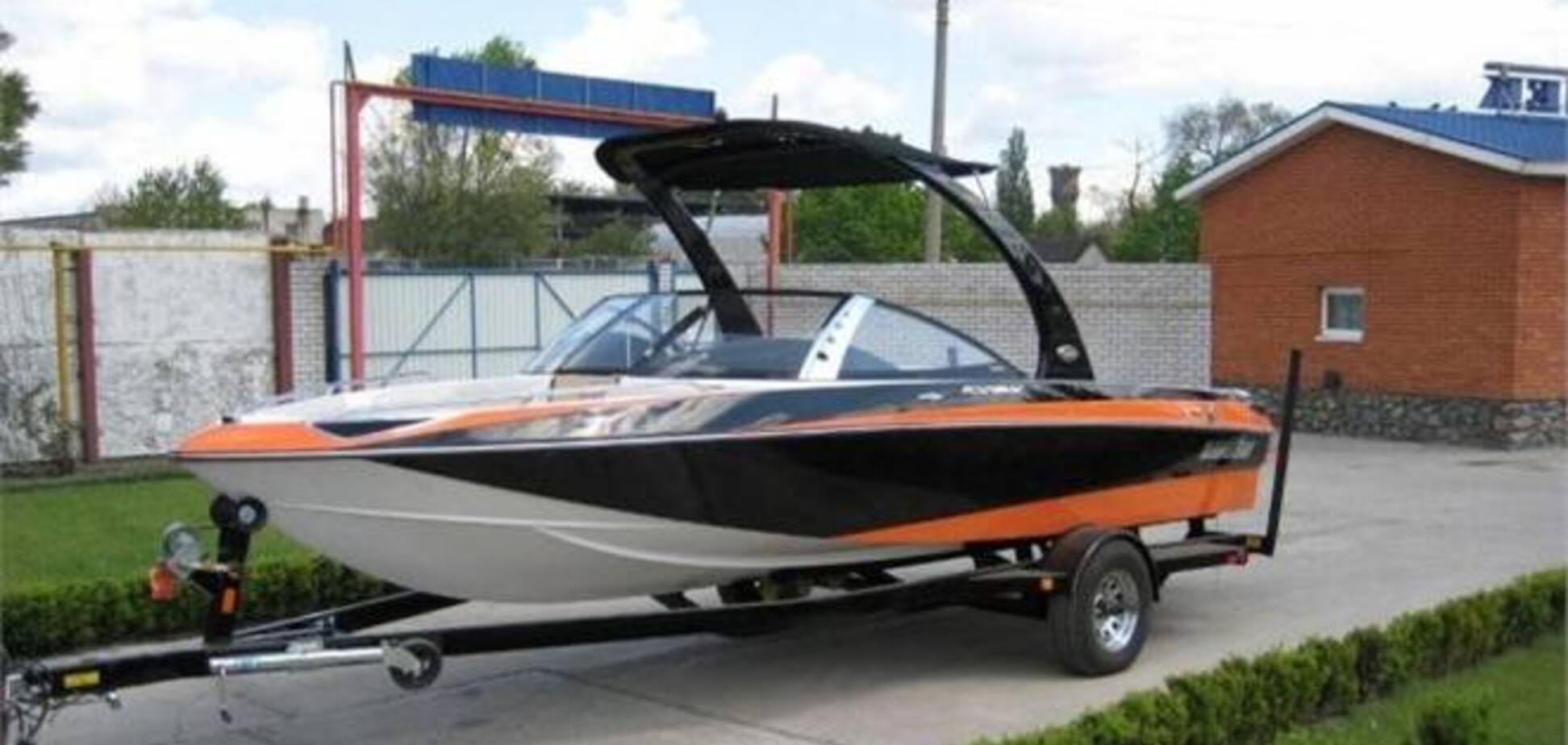 У Дніпропетровську катер з людьми сів на мілину