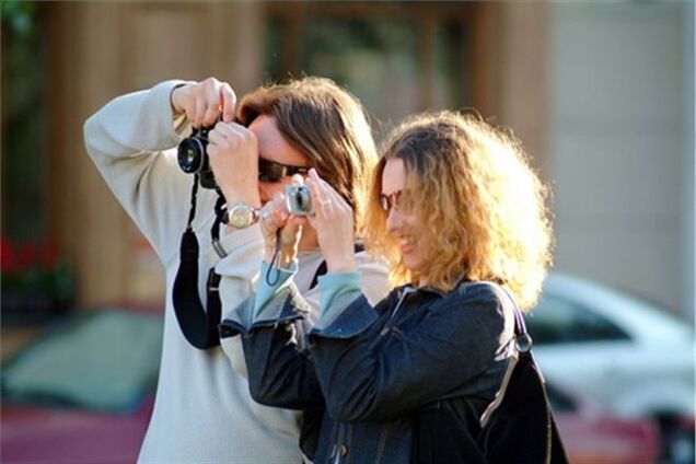 Европейские туристы 'отдыхают' с телефонами и фотокамерами