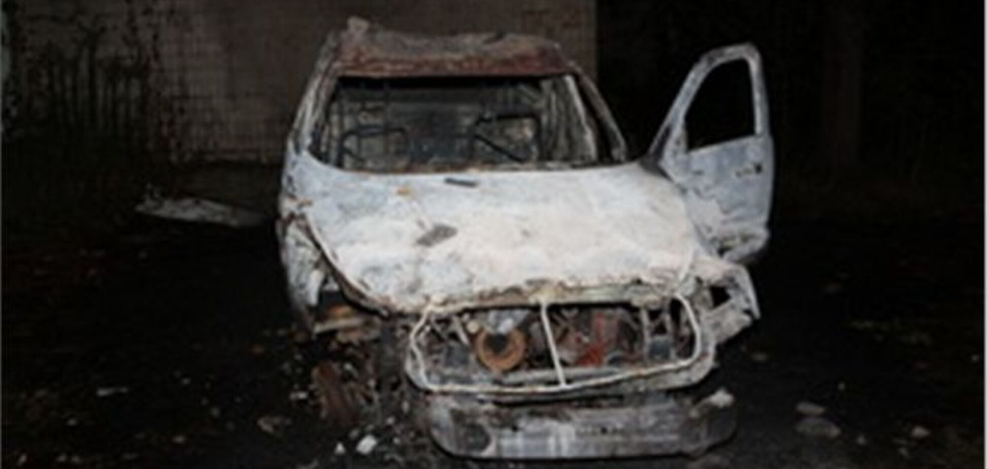 В Киеве подожгли пострадавший в ДТП автомобиль