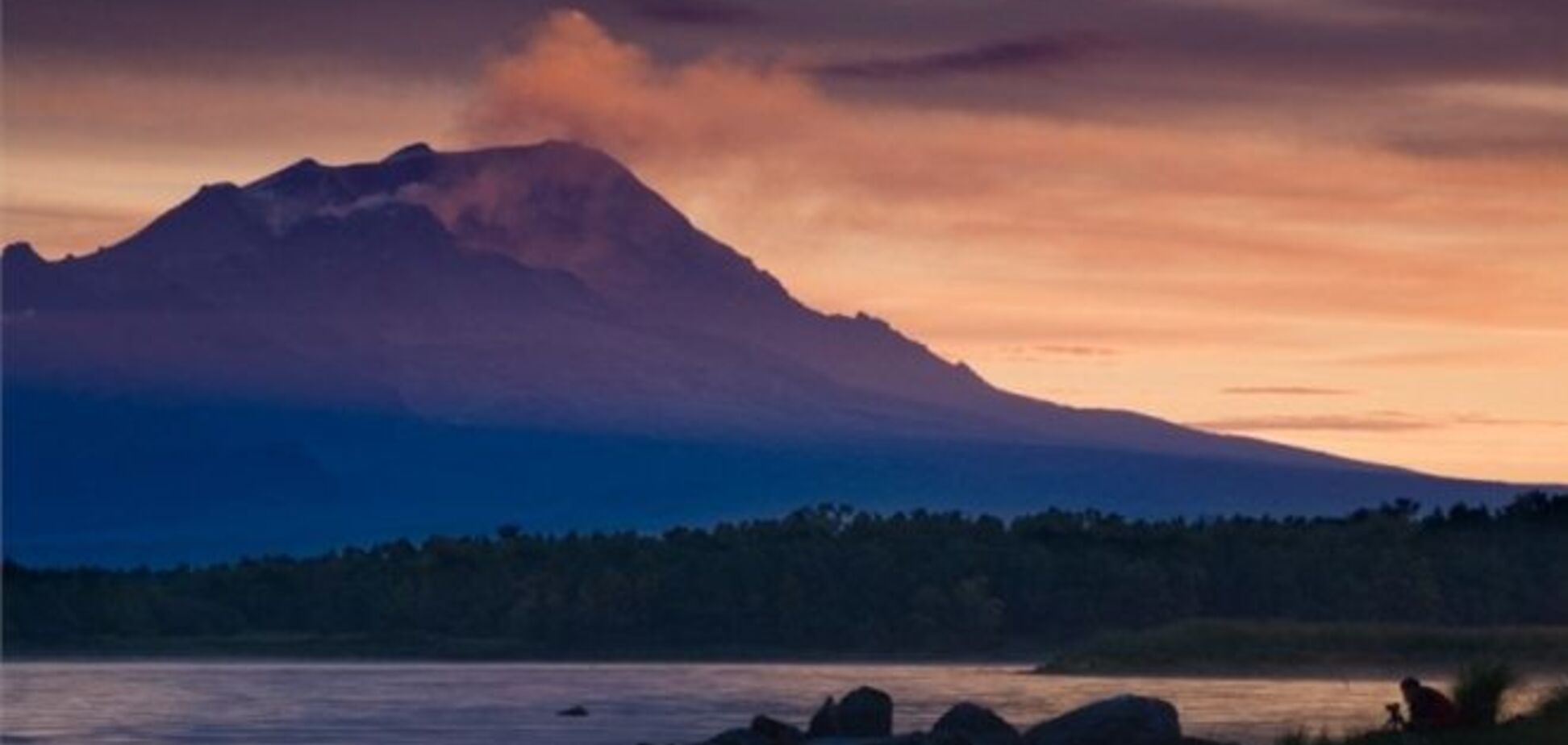 Вулкан на Камчатці викинув стовп попелу на висоту 7 км