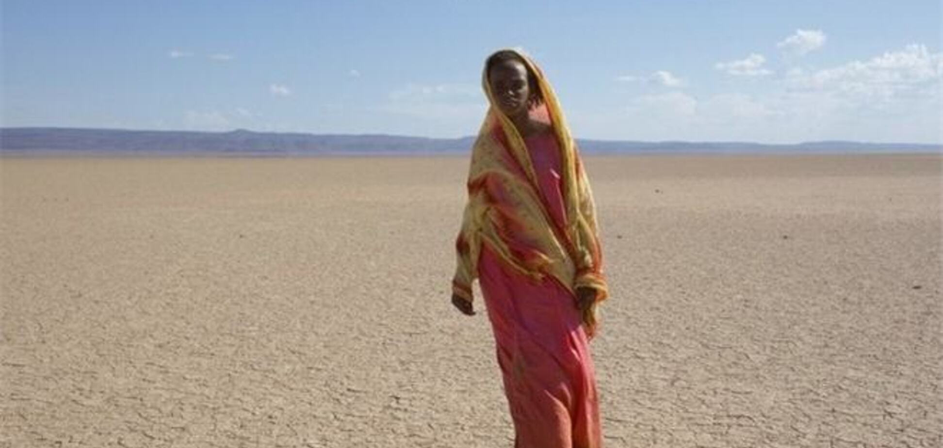 В Сомали женщины вооружаются на пляжах ножами и топорами