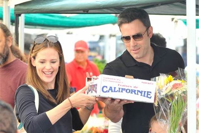 Аффлек и Гарнер покупают продукты на ярмарке