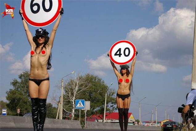 В России на дороге полуголые барышни призывали не нарушать ПДД