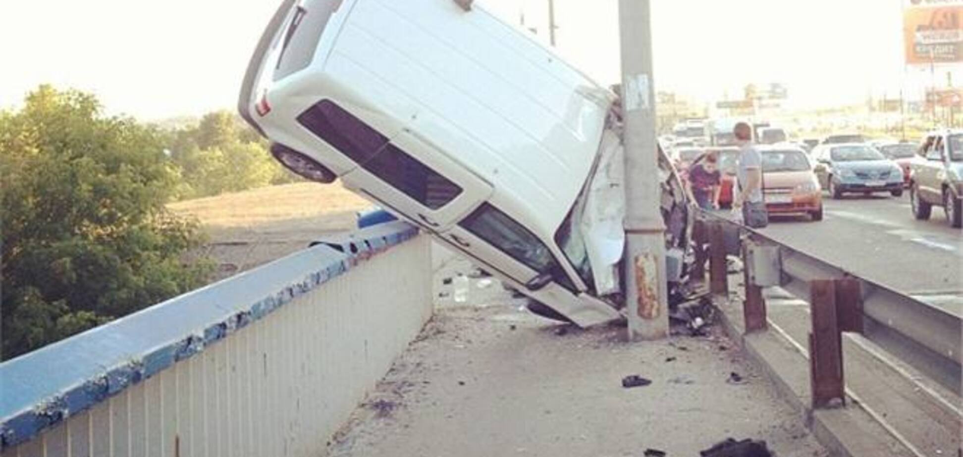 ДТП в Киеве: автомобиль едва не слетел в Днепр