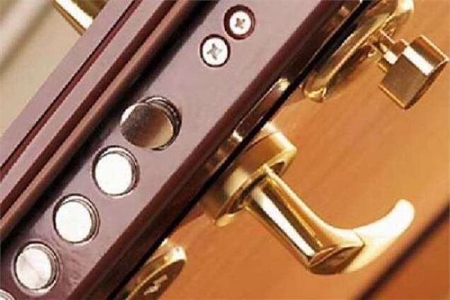 В Москве взламывают квартиру с агитматериалами Навального