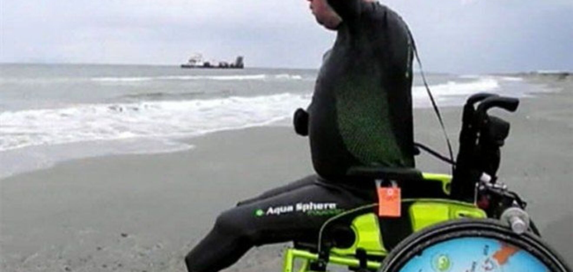 Французькому плавцю без рук і ніг повернули інвалідну коляску