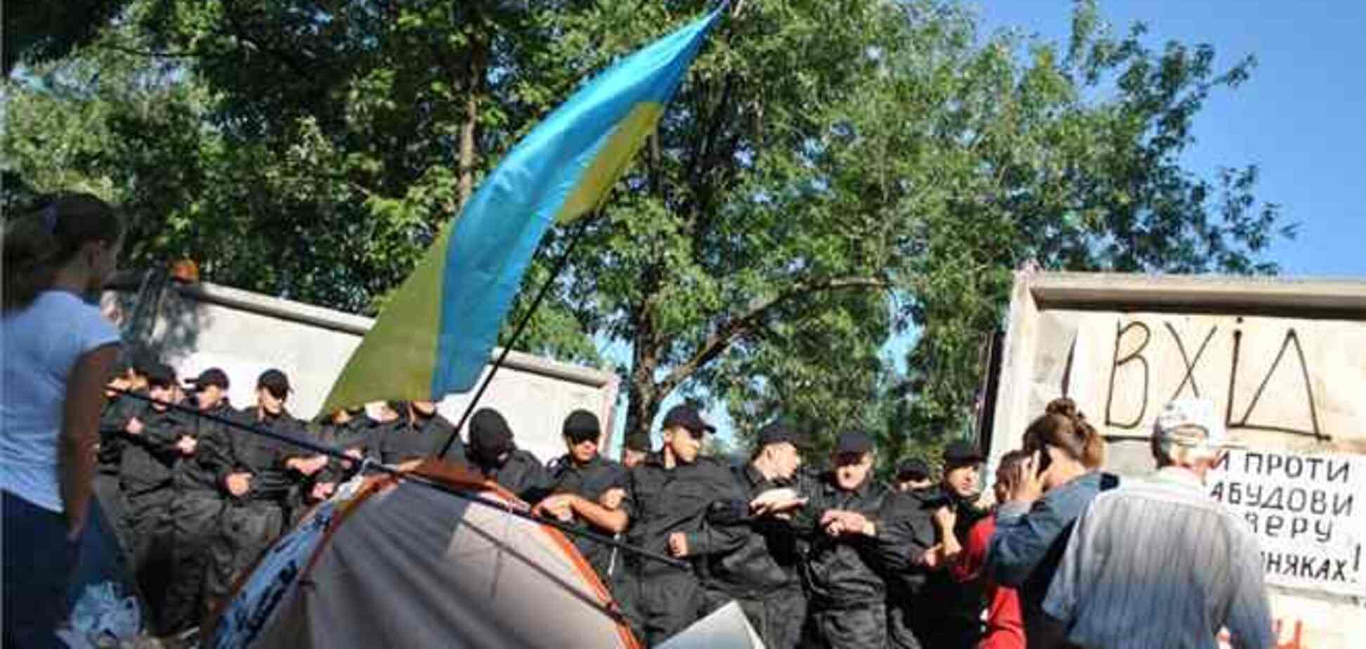 В Киеве напали на защитников сквера от застройки 